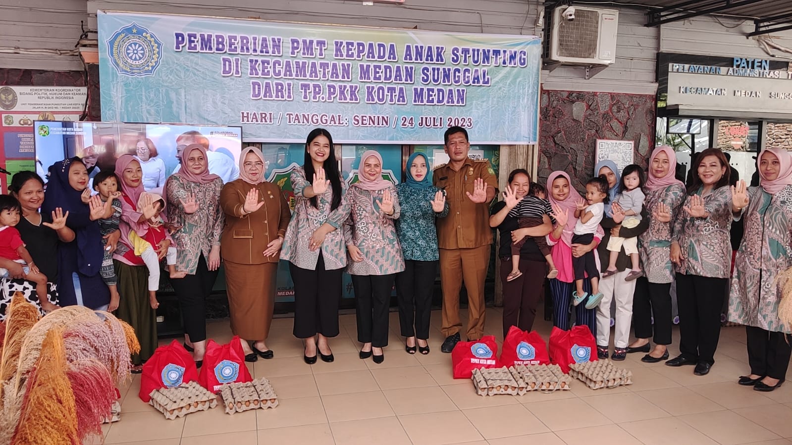 Ketua TP.PKK Kota Medan Ny. Kahiyang Ayu memberikan bantuan PMT (Pemberian Makanan Tambahan) kepada Anak Stunting yang ada di Kecamatan Medan Sunggal (24/07)